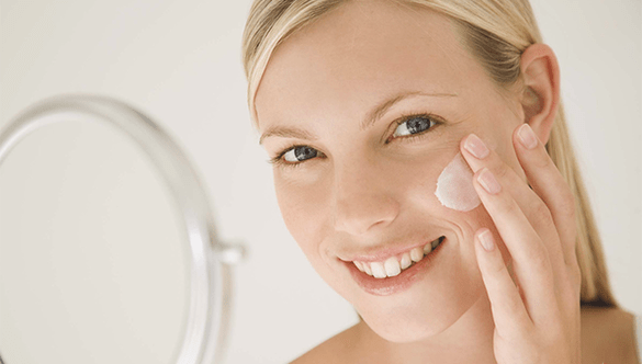 Utilizzo di una crema per il ringiovanimento della pelle del viso