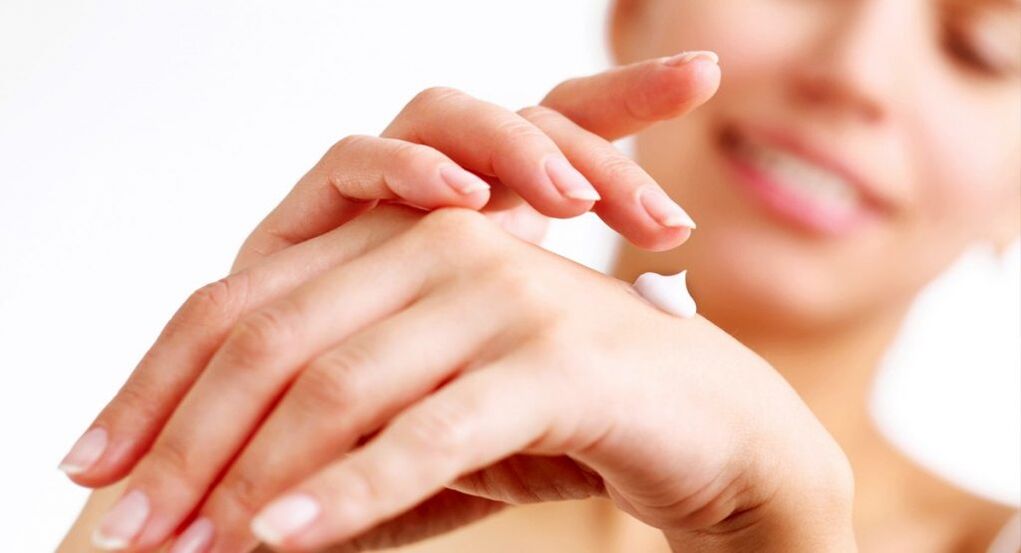 Applicare la crema per le mani per ringiovanire la pelle